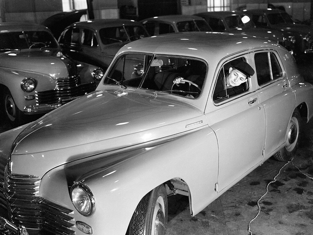 Гараж магазина "Автомобили". Источник Алексей Дедушкин