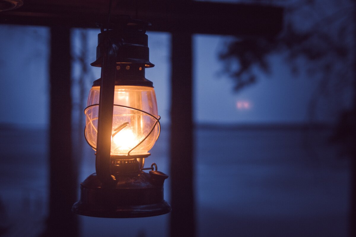Источник фото: https://get.pxhere.com/photo/light-night-lantern-reflection-red-color-darkness-blue-lighting-light-fixture-502470.jpg 