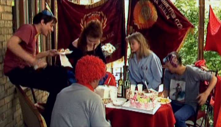 Три парня и две девушки.