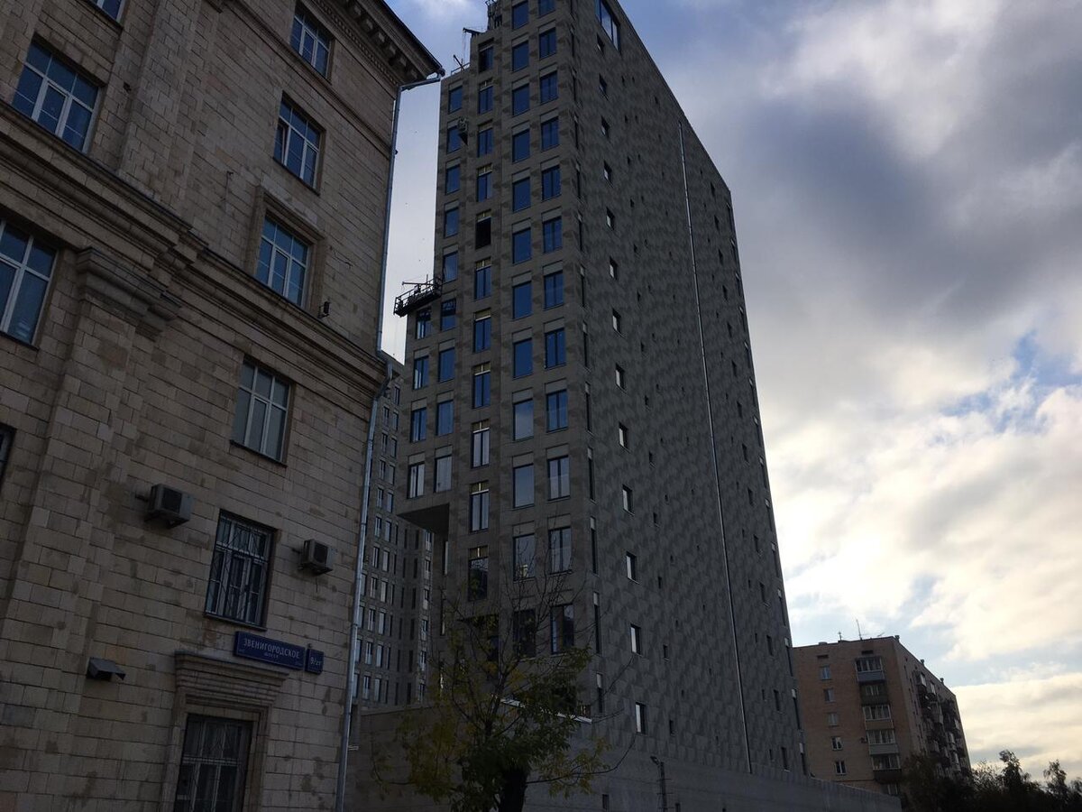 А это первая башня рядом с уже существующими домами : слева от нее сталинский дом. Он будет перекрываться башнями, когда солнце достигнет юго-запада, запада и северо-запада, то есть всю вторую половину дня. Правее башни еще один дом. Он не будет получать солнечный свет утром и первую половину дня. 