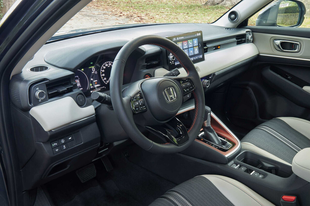 Honda HR-V: цифровизация прошла успешно. При навигации по тач-скрину запястье поддерживает несколько выступающее торпедо.