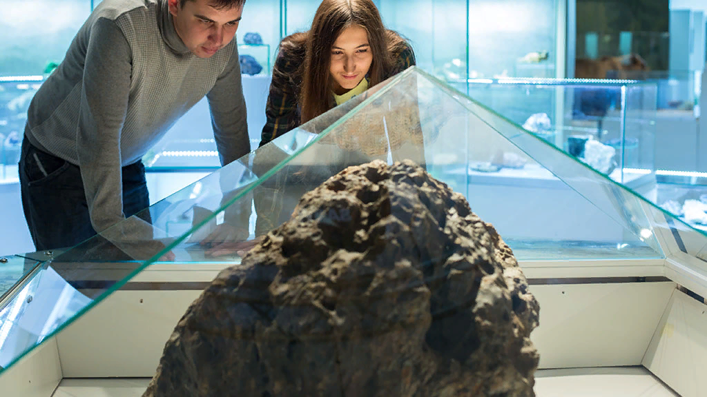 Метеорит упал к женщине прямо в постель | Популярная наука | Дзен