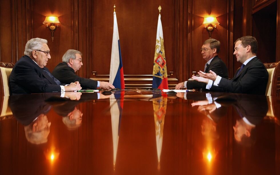 Генри Киссинджер, президент ТПП Е.М. Примаков и президент РФ Медведев