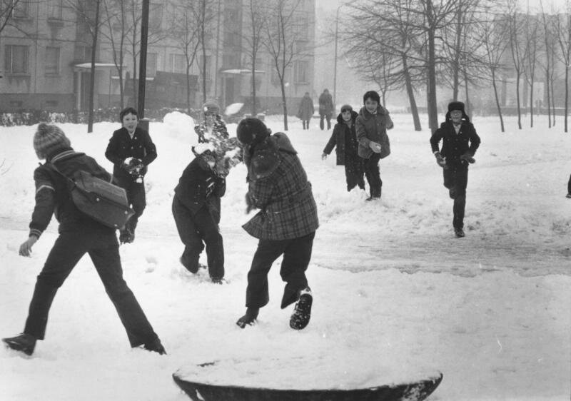 Игра в снежки, 1981 год. Автор фото - В. Тарасевич. Источник фото: russiainphoto.ru 
