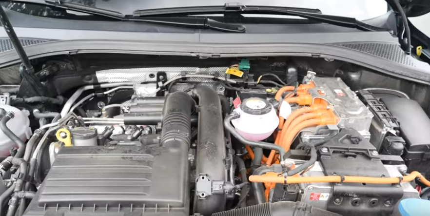 Подкапотное пространство с гибридным двигателем PHEV.