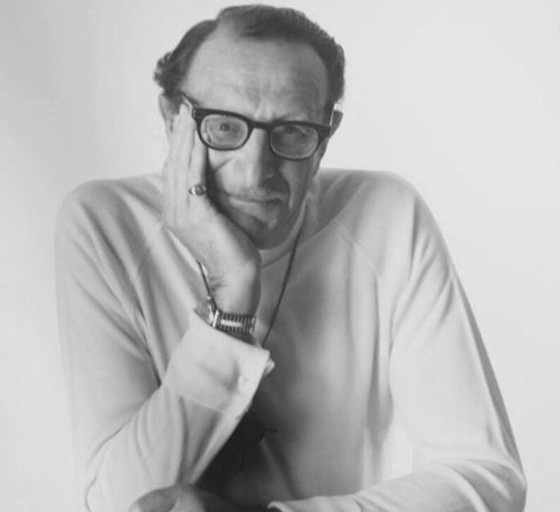 Эрик Леннард Берн (настоящее имя Леонард Бернштейн) (1910 – 1970) – американский психолог, представитель психоанализа. В своих исследованиях сосредоточился на так называемых трансакциях – элементах межличностных отношений, некоторые из которых Берн назвал коммуникативными играми. Википедия