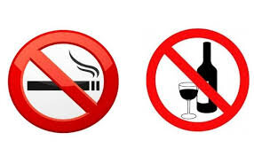 Курение — это одна из основных причин развития хронического бронхита. Табачные смолы и продукты горения, которые попадают во время вдыхания на слизистую бронхов, уменьшают секрецию бронхиальных желез. Это приводит к их перестройке и изменению. В итоге процесс становится хроническим, а длительное воздействие дыма повышает риск появления онкологии. Курение кальяна не менее опасно, чем сигареты.