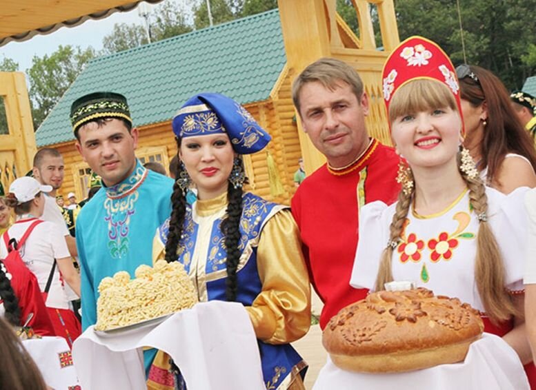 Татары и русские - два разных народа, хотя составляют один этнос. Этнос этот русско-татарский с единой генетикой 