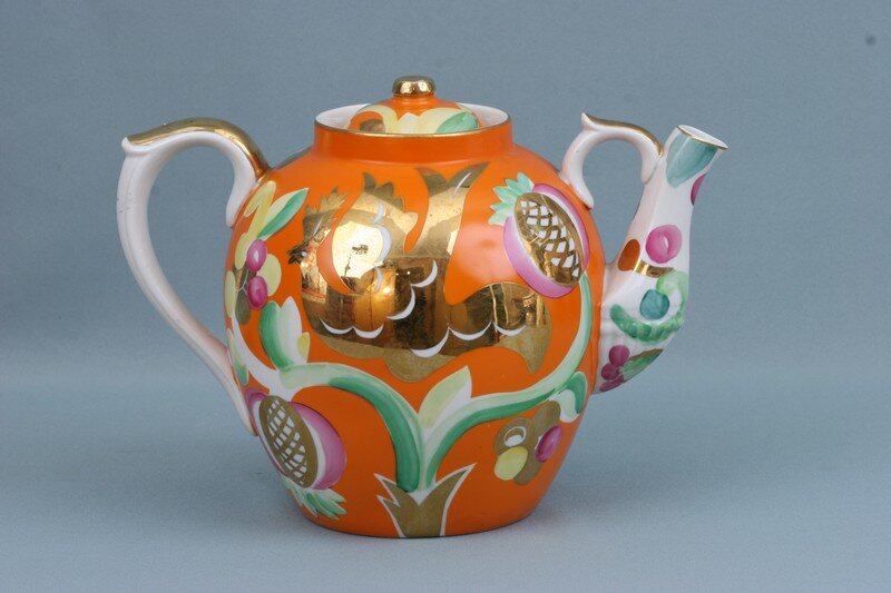 Пётр Леонов (роспись). Чайник «Золотой олень». 1961. Дулёво. Высота 23 см. Государственный центральный музей современной истории России / ГИК 34207/796. Госкаталог: 6199291. Источник: goskatalog.ru
