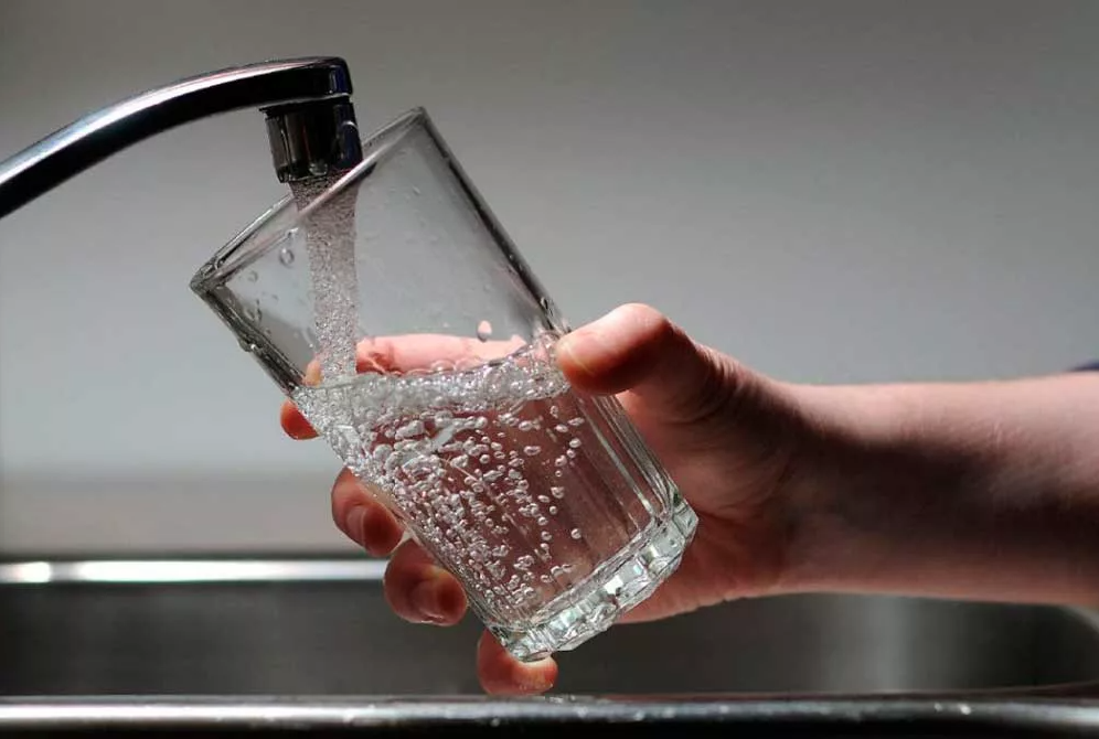 Вода из крана. Водопроводная вода. Чистая вода из крана. Кран вода стакан.