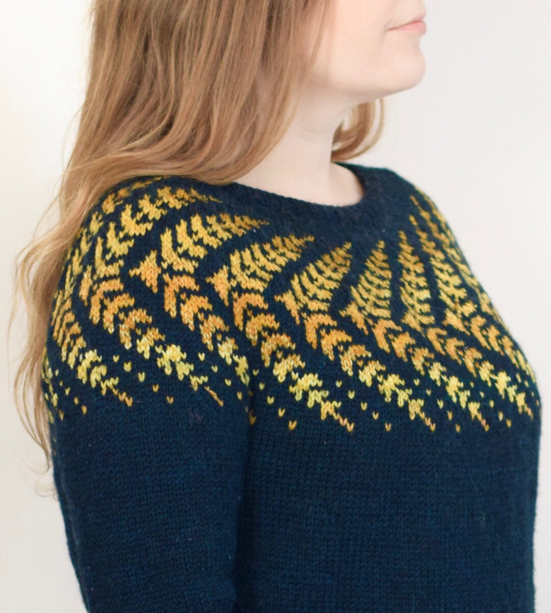 Вязаный спицами пуловер с жаккардовой кокеткой 