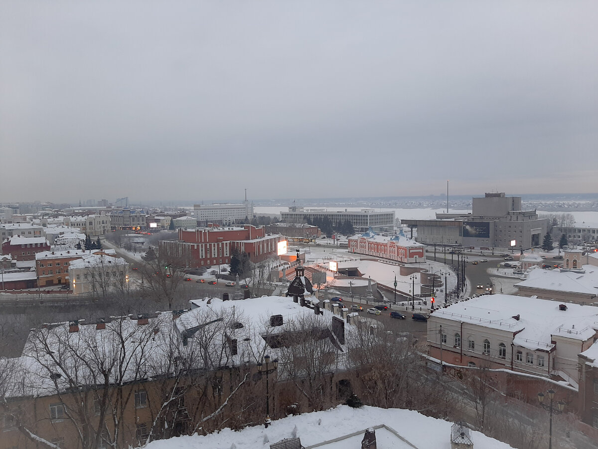 Видно филармонию, театр драмы, набережную Ушайки...