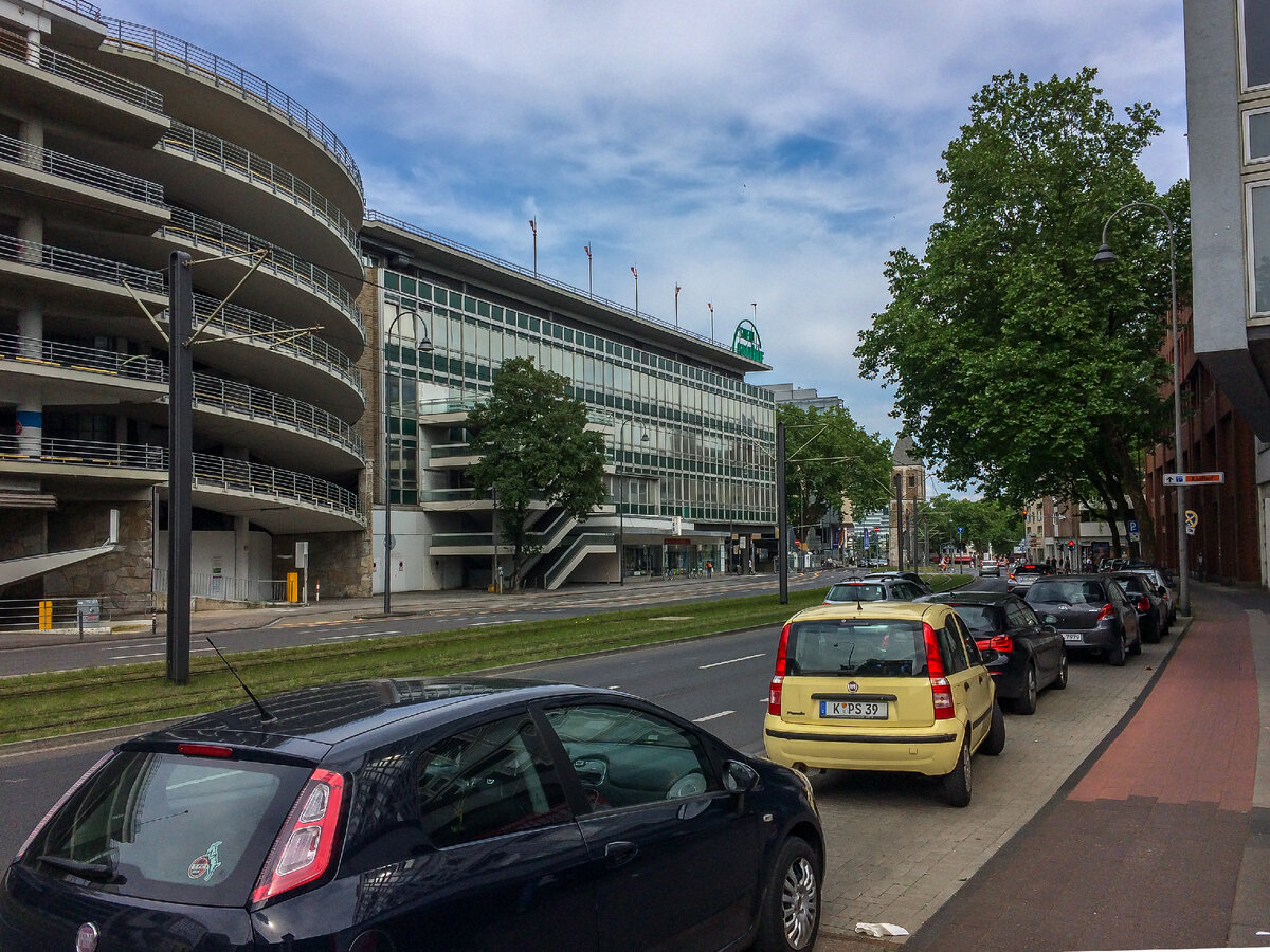 Cäcilienstraße. Везде велодорожки! Они выделены бордовым цветом. 