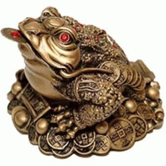 Согласно китайскому учению фэн-шуй, одним из самых сильных амулетов, притягивающих деньги, является трехлапая жаба, во рту у которой находится монетка. Сама жаба восседает на горе золота. Поставьте магическую фигурку в самой привлекательной комнате жилища и разверните его лицом внутрь помещения.