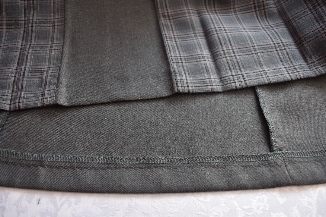 Припуск на подгибку низа можно отпустить и удлинить сарафан, если девочка подрастёт.