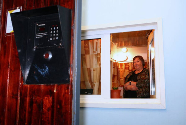 Консьерж во время работы в одном из жилых домов. Фото © ТАСС / Валерий Шарифулин