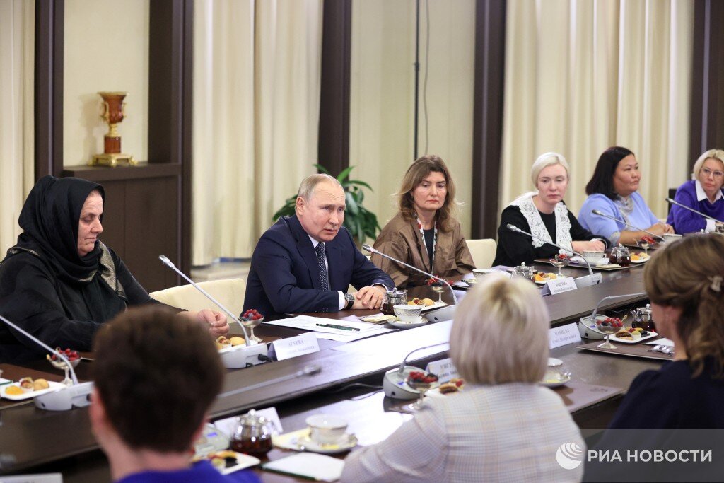 Фото взято из Интернета. Если верить официальной информации, женщины в кадре - матери военных и силовиков, проходящих службу в зоне СВО. Ноябрь 2022 г. 