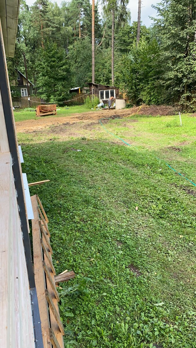 Вон вдалеке белое пятнышко -это колодец! Верхний правый угол фото