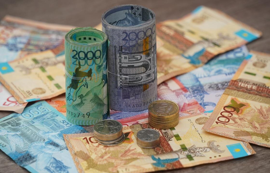    Два денежных ролла стоят на купюрах тенге:NUR.KZ/Владимир Третьяков