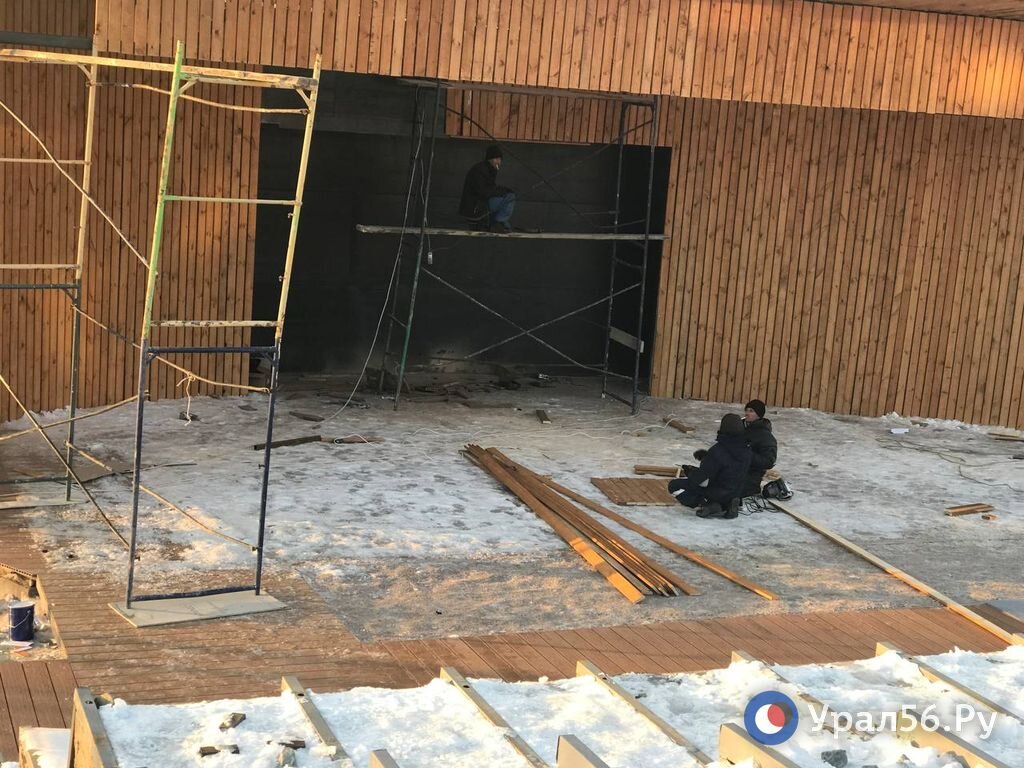    В саду Шевченко в Орске продолжаются работы, которые должны были завершить вчера. Подрядчику грозит штраф (фотофакт)