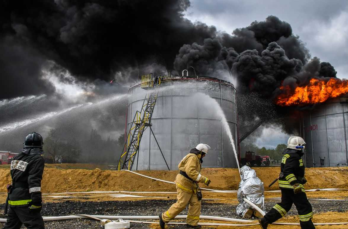 Взрывоопасный газ. Тушение нефти в резервуарах и резервуарных парках. Тушение пожаров в резервуарных парках. Пожар резервуара. Пожар в резервуарном парке.