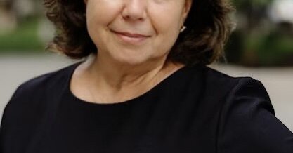 На губах еле заметный блеклый блеск. Он вас ни старит, ни молодит. Так тоже можно