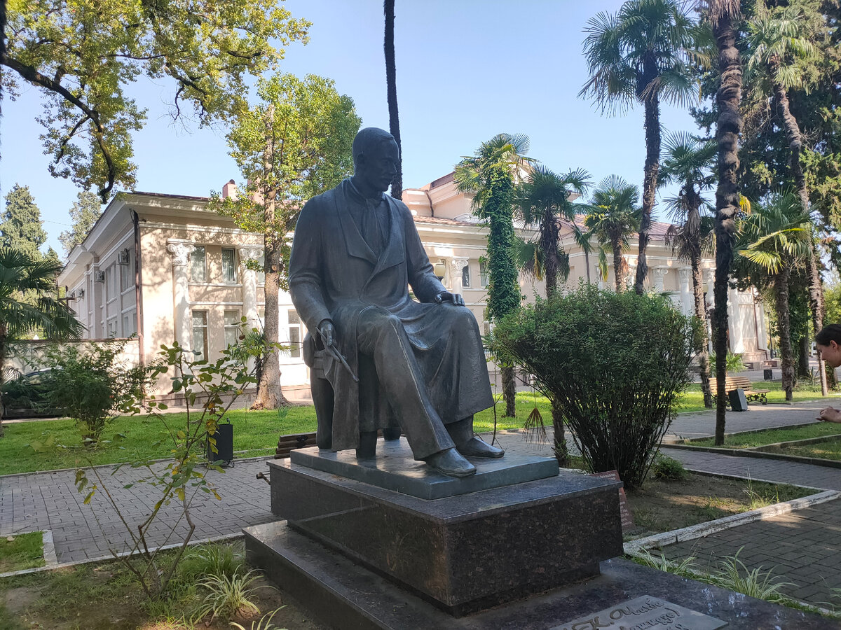 Если оказались в Сухуме, то сходите в ботанический сад, - рекомендовали мне туристы- он самый старый на Кавказе. Вот я отправилась посмотреть, что же там такое особенное есть.