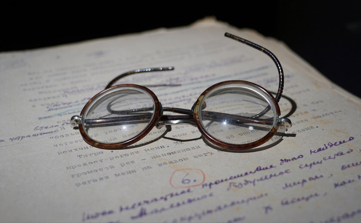 Рукопись и очки Михаила Зощенко. https://vk.cc/cq2w8H