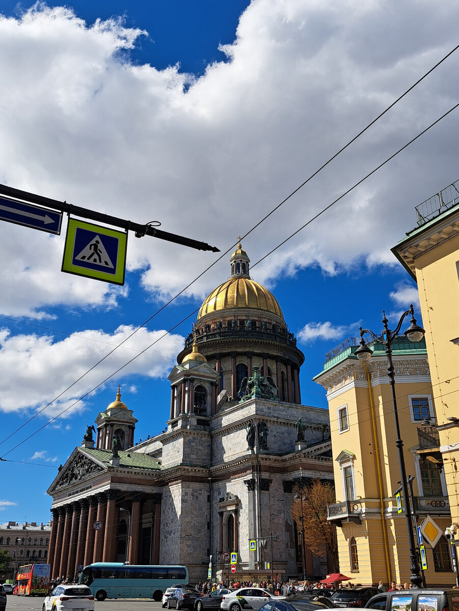 Через дорогу от собора.