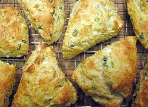 Пикантные булочки с сыром фета и зеленым луком