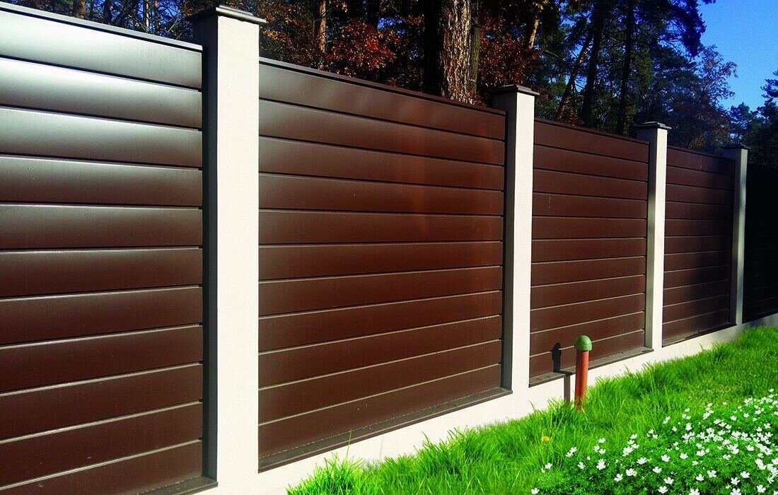 забор из сайдинга металлпрофиль. металлопрофиль античный дуб профнастил на забор. дерево металлопрофиль откатные ворота. рал 8017 забор профнастил. забор из металлосайдинга.