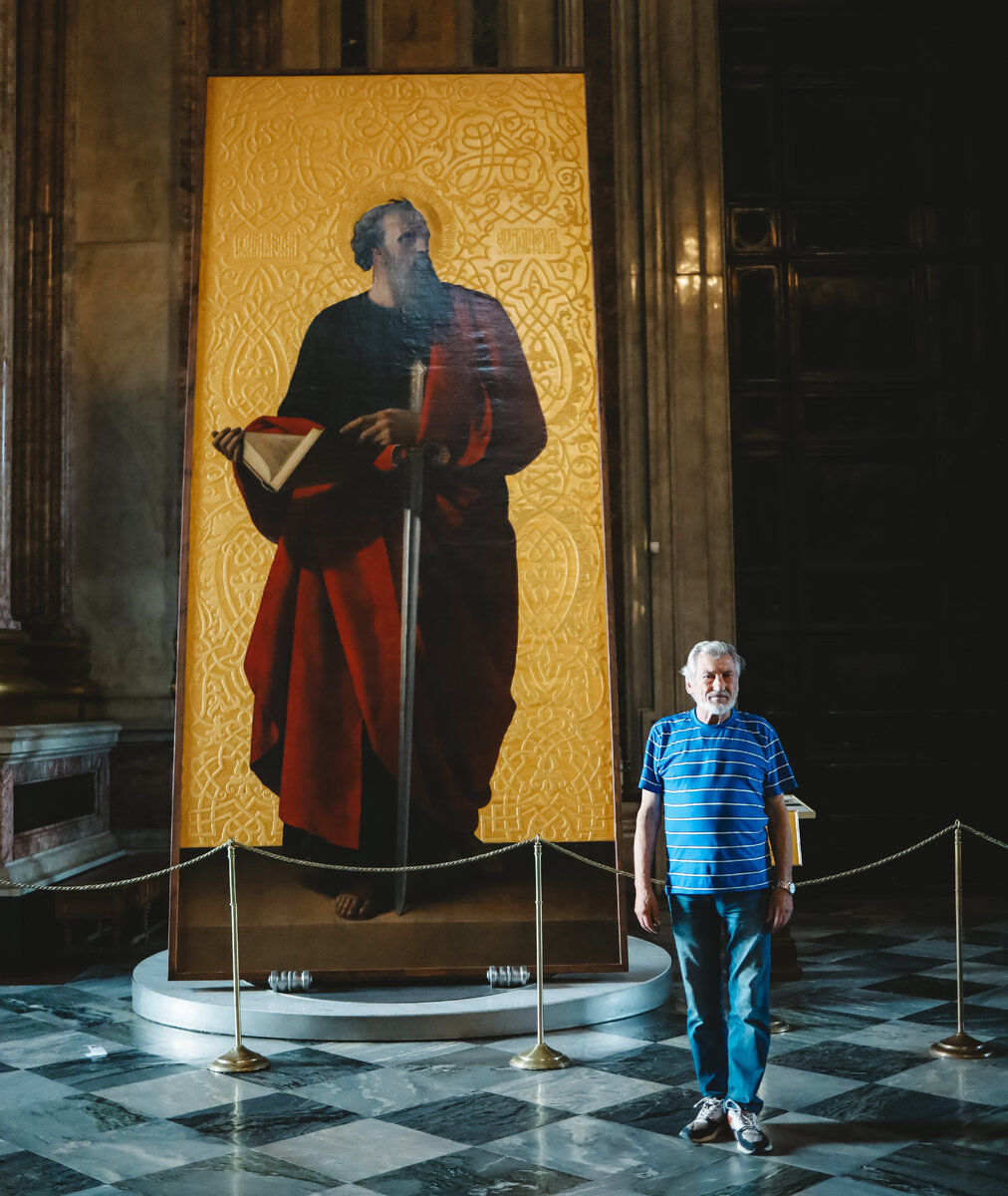 Почетный реставратор Санкт-Петербурга Владимир Стразов у отреставрированной им картины Тимофея Неффа «Святой Павел»