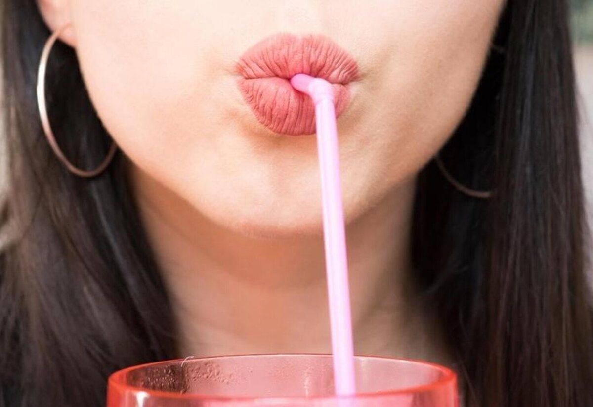 девушка пьет коктейль из трубочки. девушка с напитком. девушка пьет из трубочки. пить через трубочку. девушка пьет коктейль.