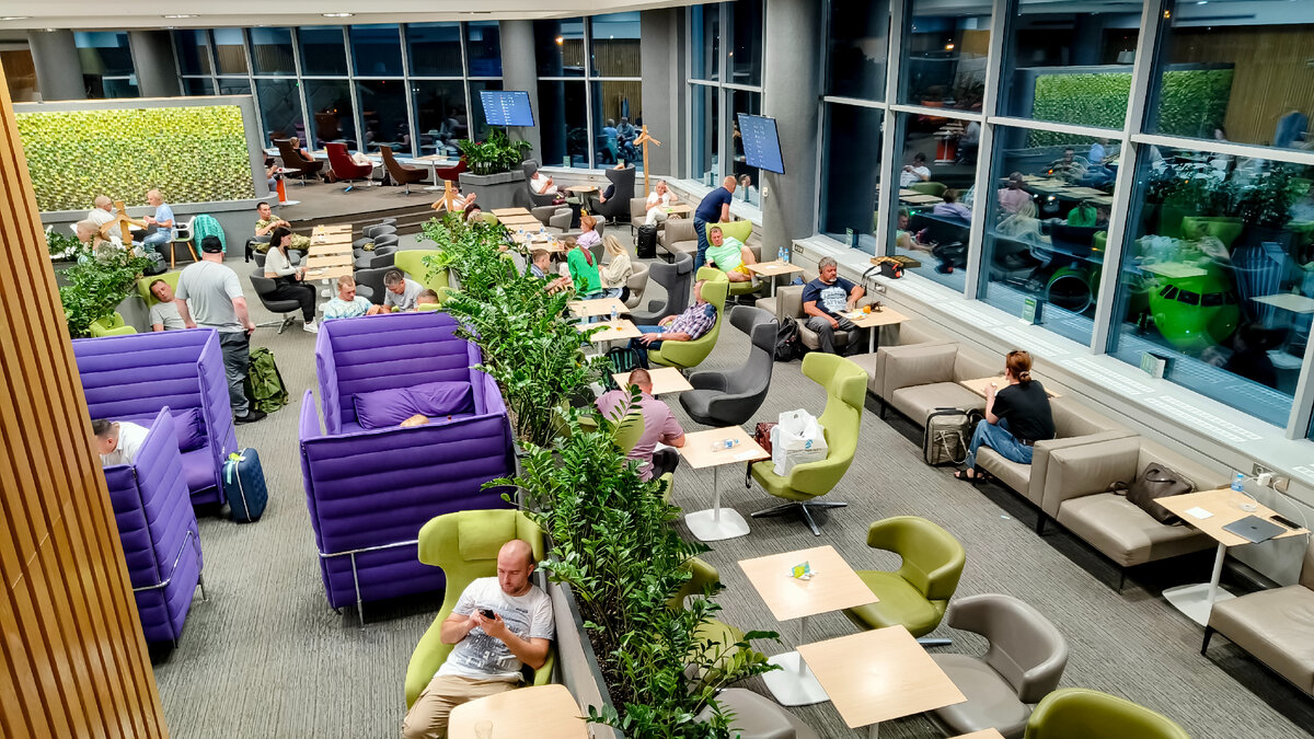 Вид на бизнес зал со 2 этажа