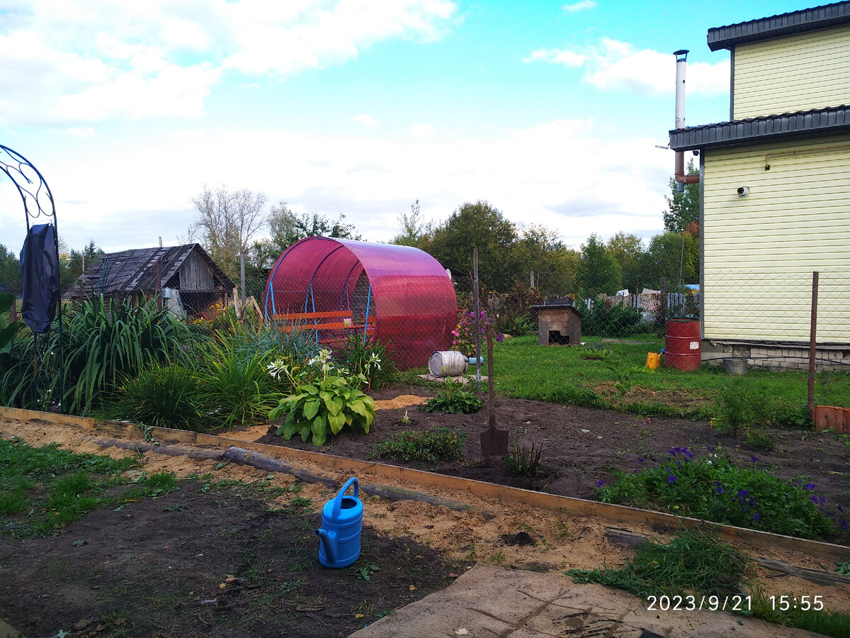 Клумба возле дома