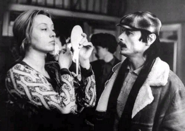 Кадр со съёмок © "Зеркало". Режиссёр — Андрей Тарковский, сценаристы —
Александр Мишарин, Андрей Тарковский, Арсений Тарковский / Kinopoisk.ruatomic:embed 1
