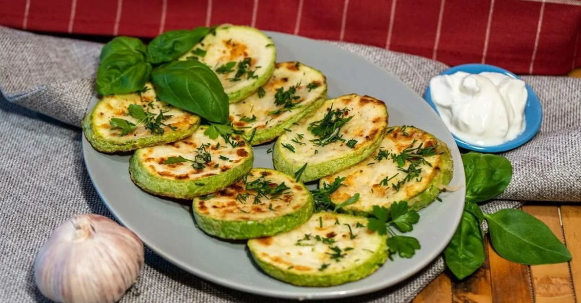 Рецепт пожарить кабачки с чесноком. Кабачки с зелёным чесноком. Кабачки с чесноком. Жареные кабачки с чесноком. Жареные кабачки с яйцом.