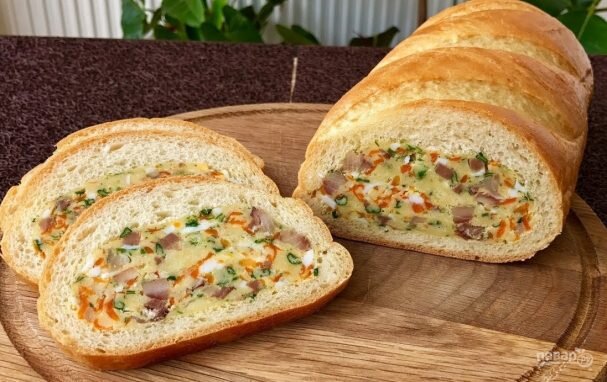 Фаршированный хлеб с сыром, грибами и курицей