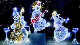 Новогоднее оформление играет ключевую роль при создании праздничной атмосферы в городах и на дачном участке. Световое оформления – важный элемент декора. Правильная иллюминация помогает расставить световые акценты и придать дачному участку праздничный вид. Мы уже рассмотрели вопрос о выборе гирлянд в статье «Как выбрать гирлянды для помещения и улицы» (ссылка), теперь пришла очередь новогодних фигур. За последние несколько лет этот вид украшений начал использоваться частными пользователями для оформления приусадебной территории и коммерческими компаниями. Световые фигуры встречают посетителей перед фасадами торговых центров и административных зданий городов.