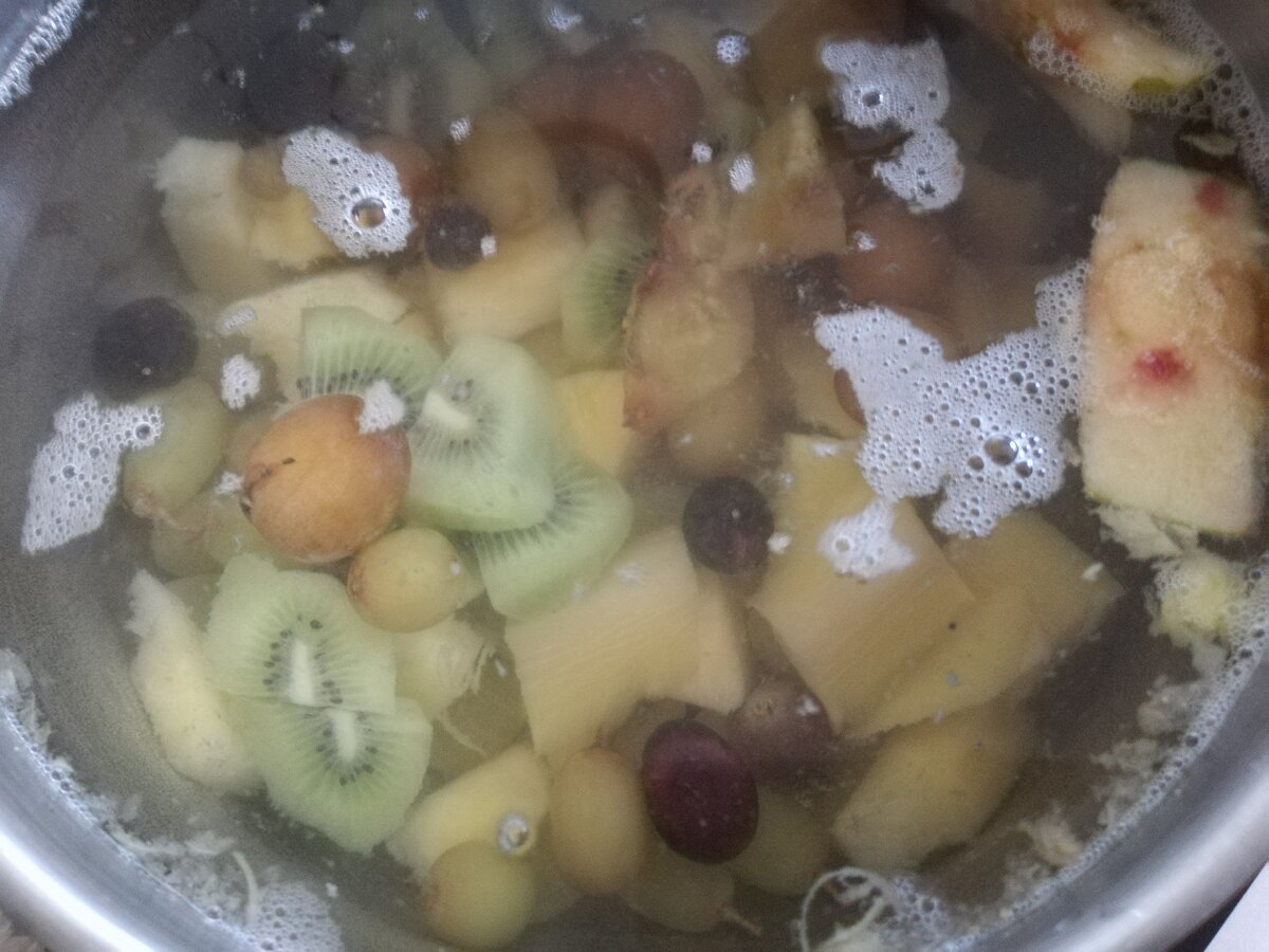 Предлагаю вам на новый год удивить своих близких и сварить компот из экзотических фруктов. 