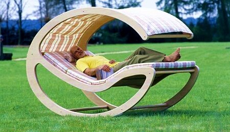   Фото: неформальная мебель с фанеры – это не только оригинальность, но и  практичность, комфорт и удобство, что доказывает этот шезлонг – качалка  из фанерного листа толщиной от 18 мм.