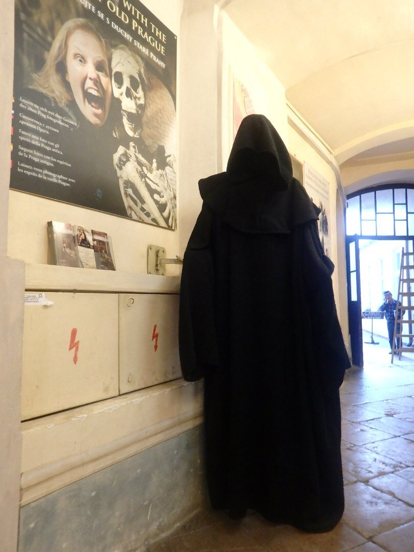  Один из лучших музеев, где я была (не только в Праге) и мой любимый в Праге. Для любителей страшилок. Музей найти очень просто: он рядом с Карловым мостом (практически у самого начала) со стороны Пражского града (смотрите налево). Цена билета 150 крон. Музей располагается на двух этажах, на которых вы можете познакомиться со всеми известными потусторонними существами, которые населяли или населяют Прагу.

