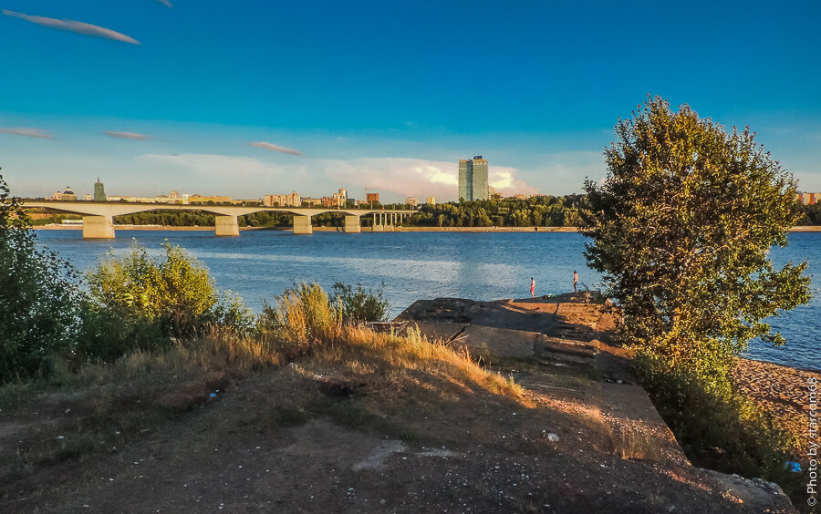 Например, вот этот полуразрушенный пирс. На него по рельсам перемещались бетонные конструкции мостовых пролетов и далее на баржах перевозились к месту установки.