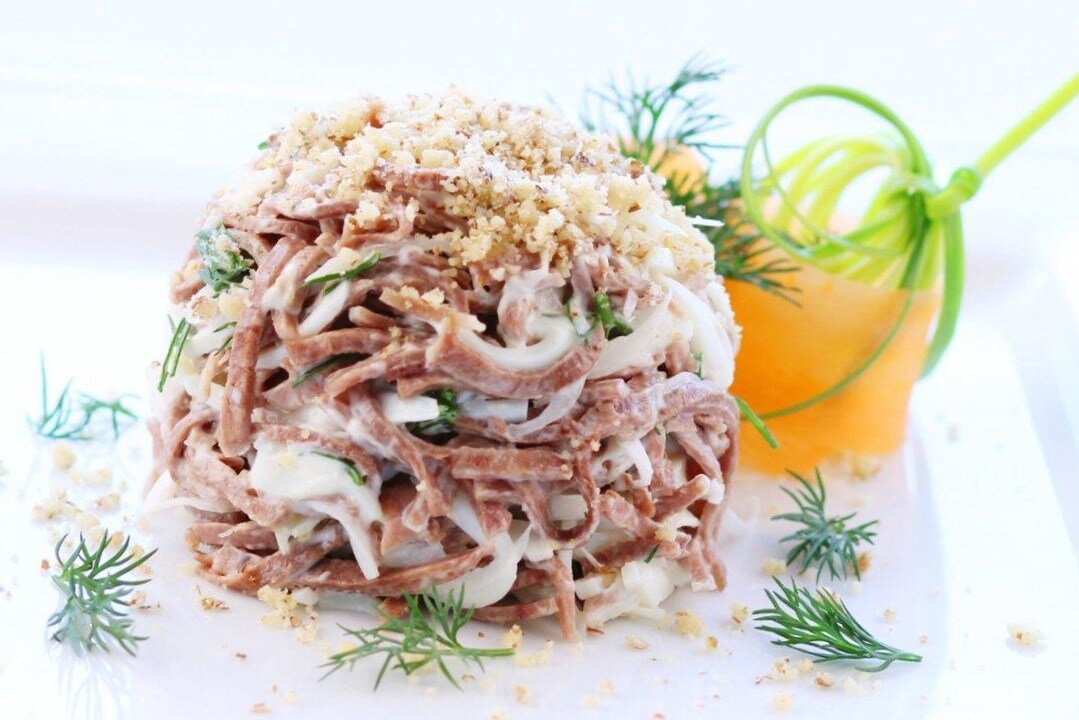 салат из говяжьего языка. салат с телячьим языком. рецепт вкусного салата с языком. салат с языком говяжьим. салат из говяжьего языка.