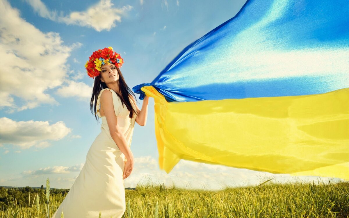 фото с https://www.goodfon.ru/download/shatenka-plate-venok-ukrainka-flag-ukraina-pole-nebo-trava/1680x1050/