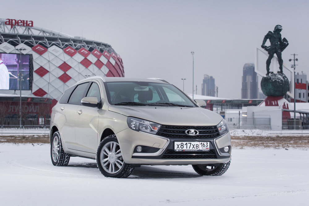   И  Lada Vesta SW, и Lada Vesta SW Cross доступны со всем набором моторов и  коробок, которые предлагаются для седана. Это 16-клапанные  «атмосферники» 1.6 и 1.8, которые агрегатируются с 5-ступенчатыми  механиками ВАЗ и Renault соответственно, а также c единым для обоих  моторов «роботом» с одним сцеплением АМТ на базе тольяттинской коробки.   