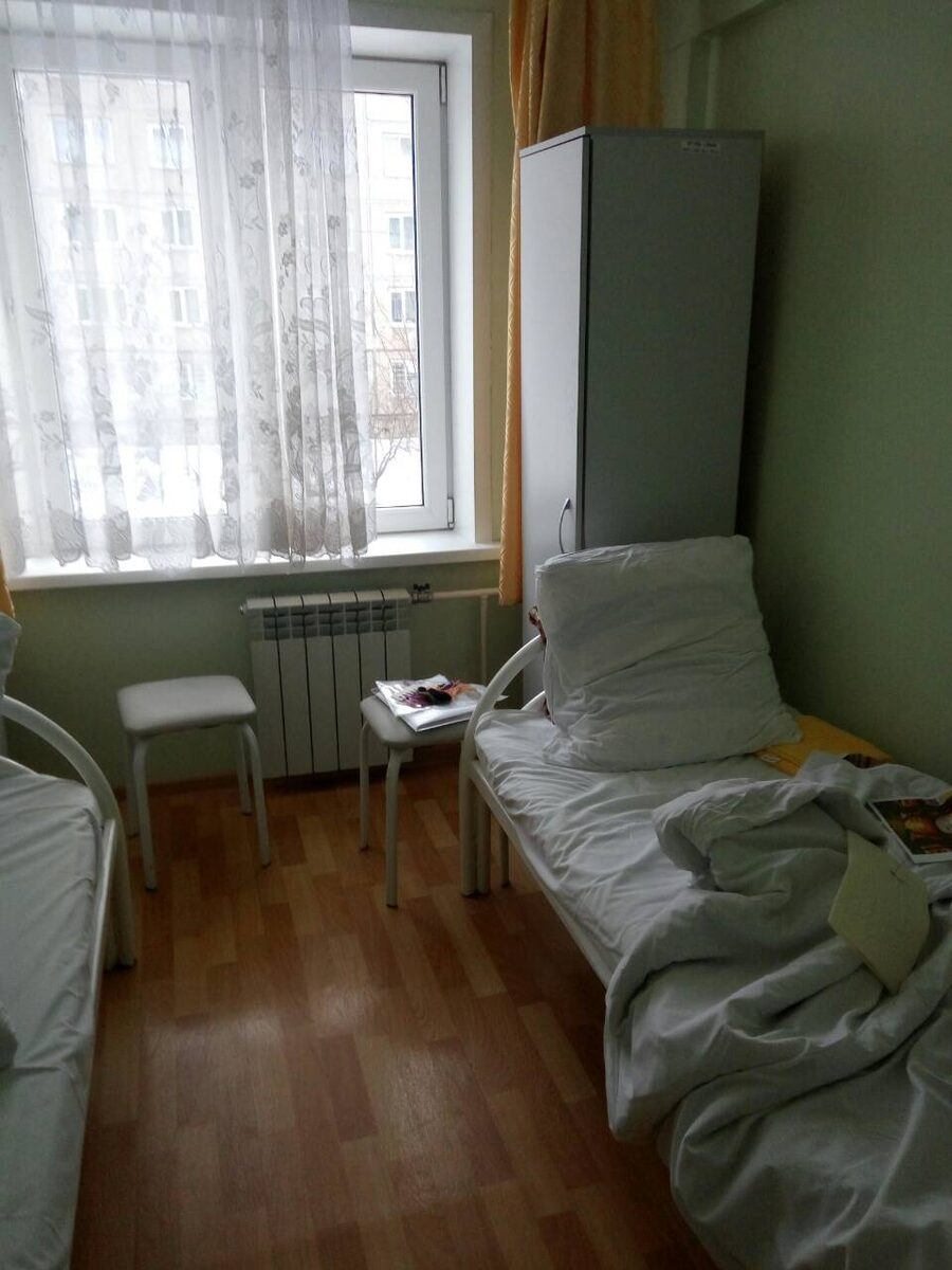 Я подготовила себе лежбище для вышивания. Тепло, светло.