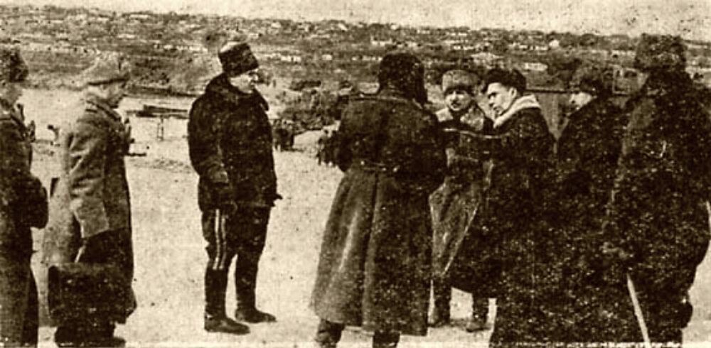 Командующий войсками 3-го Украинского фронта генерал армии Р. Я. Малиновский и командование Конно-механизированной группы у переправы через Южный Буг. Март, 1944 год.