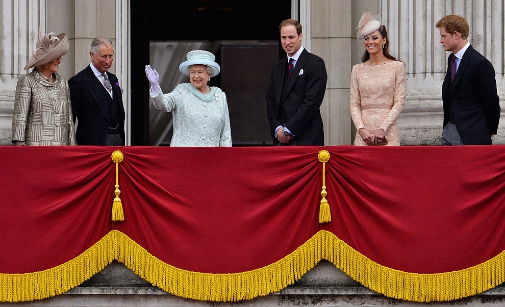 Buckingham palace the royal family. Букингемский дворец Елизавета 2. Королева Елизавета 2 Букингемский дворец. Королева Елизавета 2 Букингемский дворец ,Королевская семья. Королева Елизавета 2 на балкон Букингемского дворца.