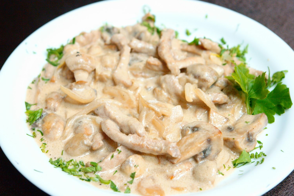 Фрикасе с шампиньонами. Фрикасе из курицы с шампиньонами. Фрикасе из курицы с грибами в сливочном соусе. Бефстроганов в сливочном соусе с грибами. Бефстроганов с куриного филе.